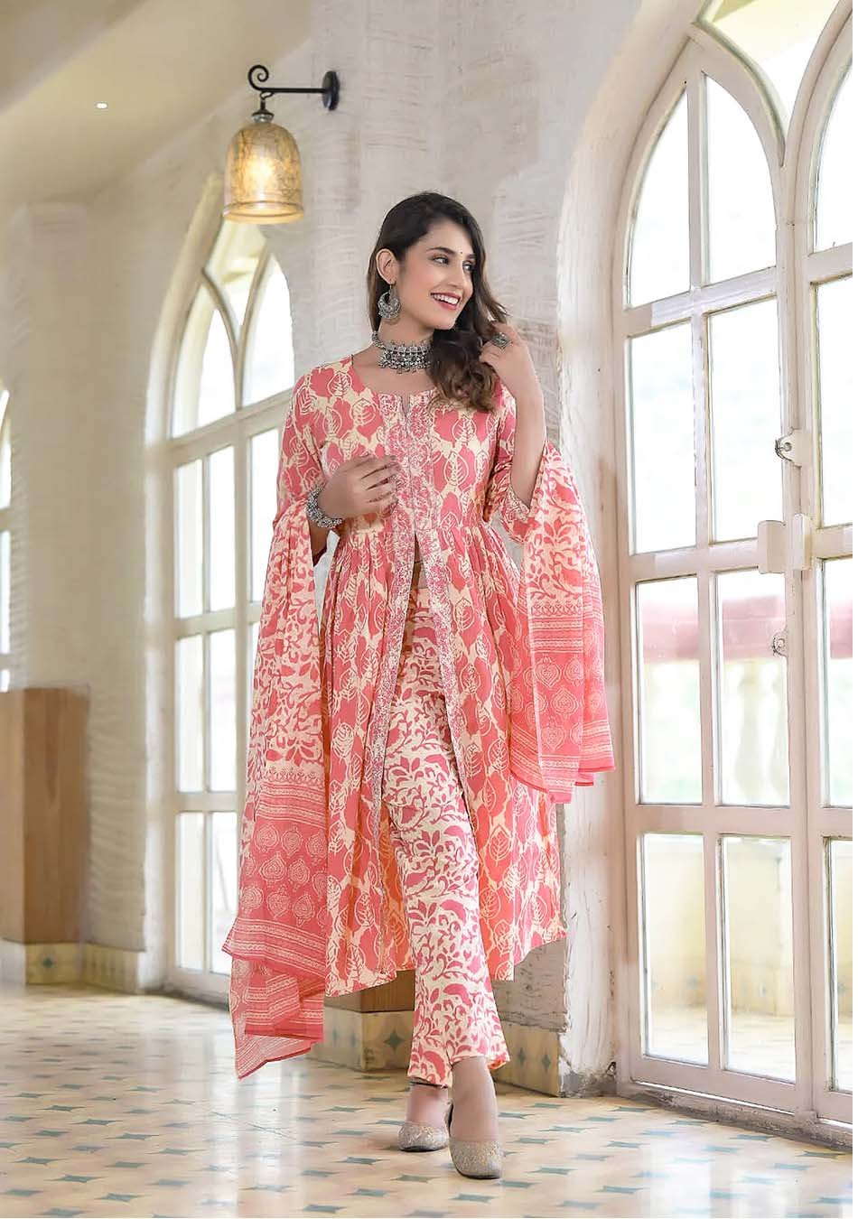 PINK_CREAMFRONTOPENPRINTKURTAPANTSETWITHDUPATTA02.jpg